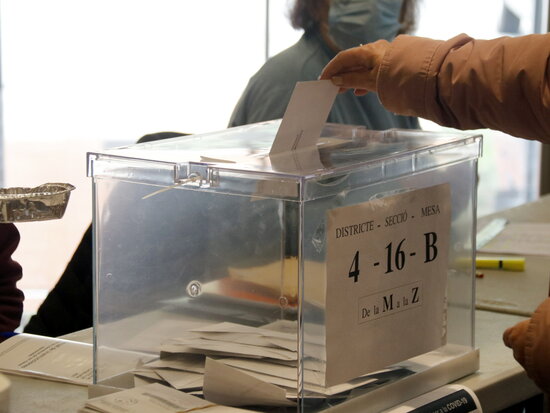 A vote being cast in a polling station in Lleida, on February 14, 2021 (by Anna Berga)